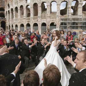 wedding in Rome a group of young students sings for a bride in front of the Colosseo in Rome, Italy.
Fotografia di matrimonio a Roma, studenti di un college dedicano una canzone ad una sposa davanti al Colosseo.